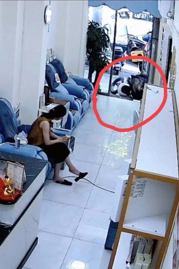路易泽 女子骑平衡车摔倒骨折质疑路不平 推卸责任引争议